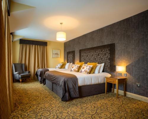 索兹凯特尔斯田园酒店的酒店客房,配有两张床和椅子
