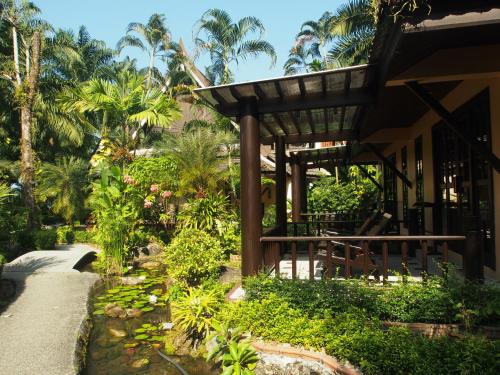 蔻立考拉克棕榈海滩度假酒店的通往花园的房屋