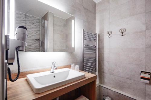 里永里永基克莱蒙费朗北里亚德酒店的一间带水槽和镜子的浴室