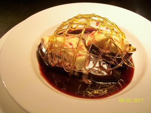 亚瑟斯通礼拜堂酒店的巧克力甜点,放在带酱油的白盘上