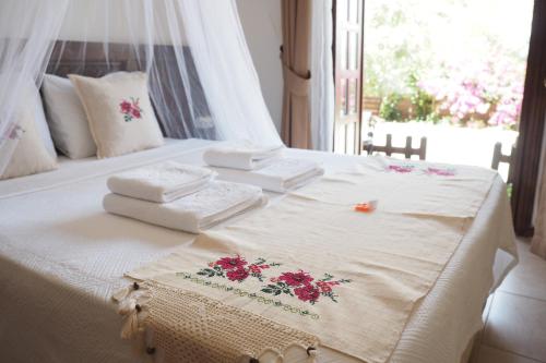 洛卡酒店客房内的一张或多张床位