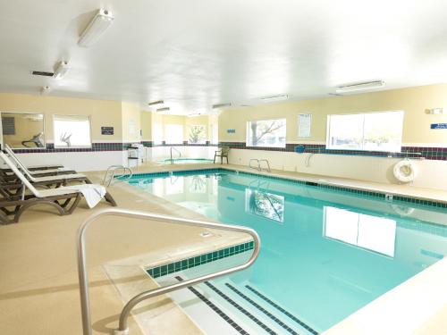 穆雷米德瓦利水晶套房酒店 的医院里的一个游泳池,有椅子