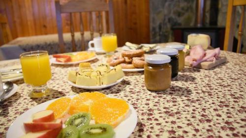 科克拉内Hotel Último Paraíso的餐桌上放有食物和橙汁