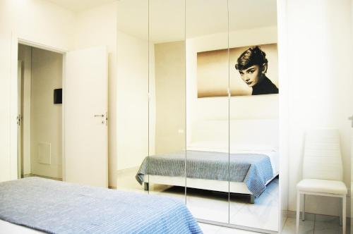 代森扎诺-德尔加达Maison Audrey的一间卧室配有一张床和镜子