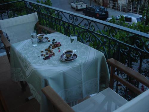 阿拉霍瓦艾丽斯旅馆的阳台上的桌子上放着咖啡和鲜花
