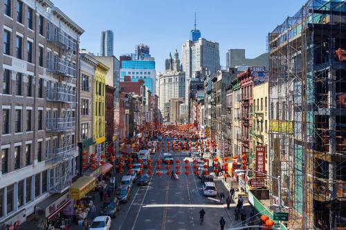 纽约蔤蒙莎酒店的繁忙的城市街道,有建筑工人和车辆