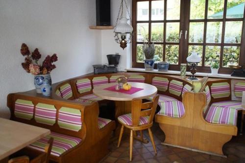 梅尔齐希Gasthof Schmitt的一间厨房,里面配有桌椅