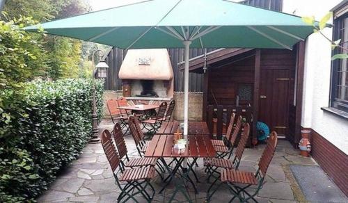 梅尔齐希Gasthof Schmitt的庭院内桌椅和遮阳伞