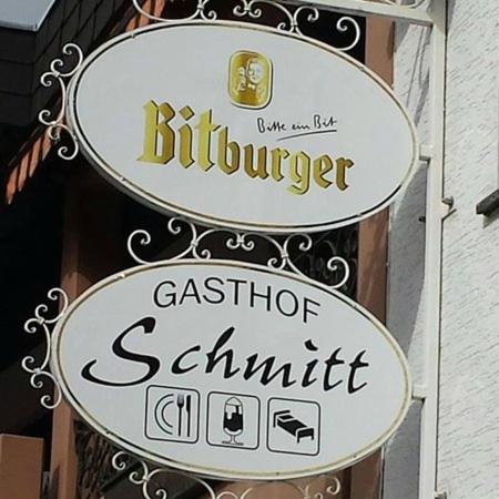 梅尔齐希Gasthof Schmitt的建筑物一侧有两个标志