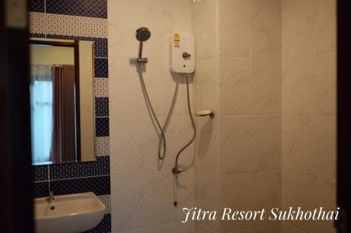 素可泰日德拉度假酒店的带淋浴和盥洗盆的浴室