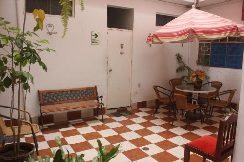 皮乌拉圣何塞酒店的配有桌椅和遮阳伞的房间