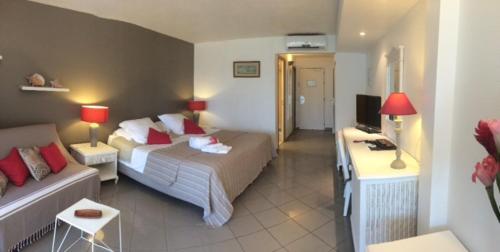 哥西尔Studio Luxe vue mer的酒店客房,配有床和沙发