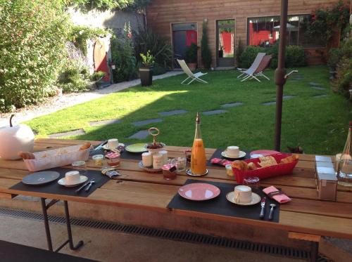 昂热Madeleine et Cie的一张带食物和一瓶香槟的野餐桌