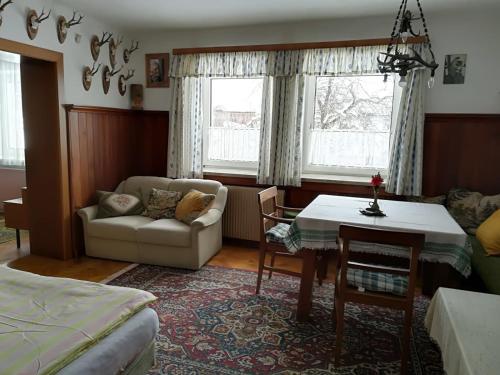 黑马戈尔Haus Berchtold的客厅配有沙发和桌子
