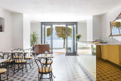 坎诺比奥Villa Maria Apartments的厨房以及带桌椅的用餐室。