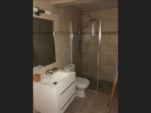 Ducos堡甘维里尔简易别的浴室配有白色水槽和卫生间。