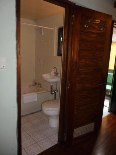 竹富岛Sapunaya-さぷな家的浴室配有卫生间、浴缸和水槽。