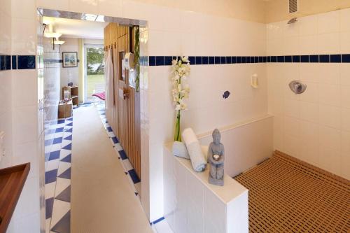 默尔恩Seehotel Schwanenhof的浴室拥有蓝色和白色的瓷砖墙壁