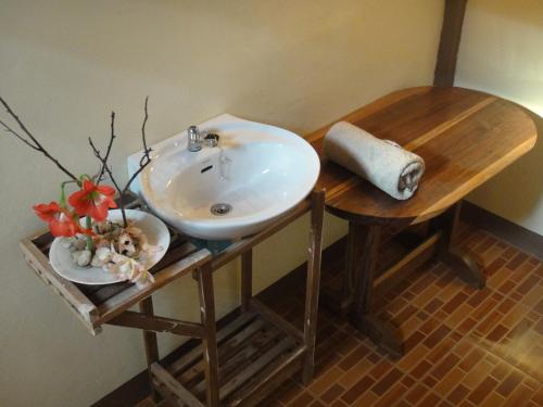 湄宏颂桑萨旺度假酒店的木桌上带水槽的浴室