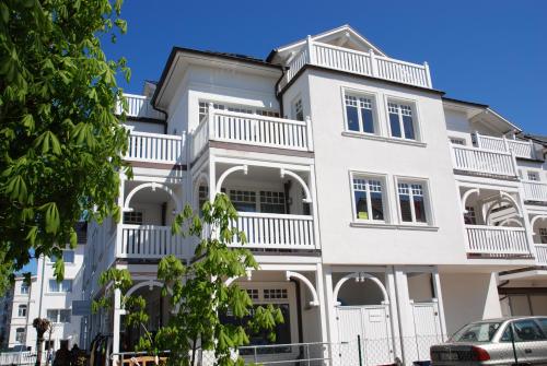 宾茨"Villa Laetitia" - WG 15 - zentral, strandnah, 2 Balkone的白色的建筑,设有白色的阳台