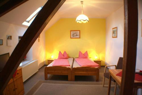 爱尔福特Pension Kronenburghof的客房配有两张带粉红色枕头的床。
