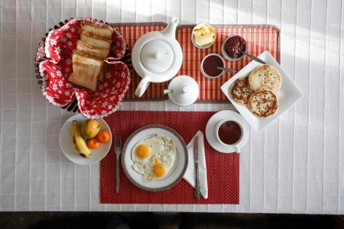 努沃勒埃利耶佩德罗景观民宿的包括鸡蛋、烤面包和咖啡的早餐桌
