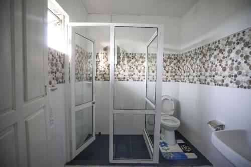 努沃勒埃利耶佩德罗景观民宿的带淋浴、卫生间和盥洗盆的浴室