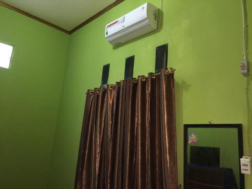 特尔纳特岛爱妮民宿的绿色客房,墙上配有空调