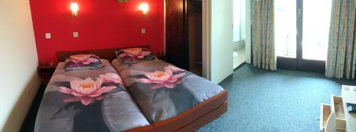 布罗克蒂维乐酒店的一间卧室配有两张鲜花床。