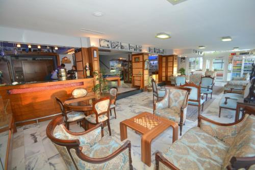 库萨达斯伊斯坦科酒店的大堂设有桌椅和酒吧。