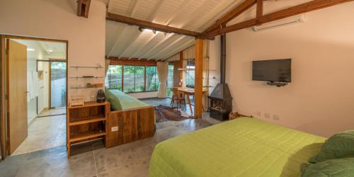 伊图喀普娃拉庄园的一间卧室配有绿色的床和电视