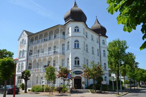 宾茨Haus Metropol - Fewo 7 mit Balkon und Meerblick的一座白色的大建筑,有塔楼