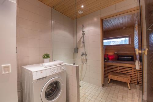塔库沃里Tahko Spa Suite B3的带窗户的浴室内的洗衣机