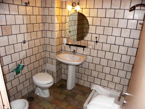 卡普阿拉可罗姆巴雅农家乐的一间带水槽、卫生间和镜子的浴室