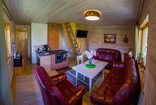 KassariHoliday Home with Sauna的客厅配有皮革家具和桌子