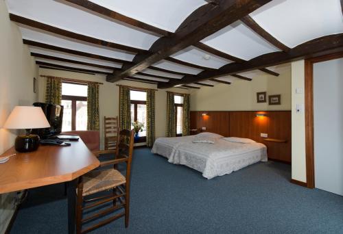 Thulin埃姆XIX旅馆的一间卧室配有一张床和一张带电脑的书桌