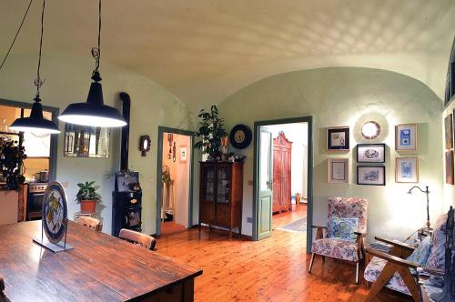 CasalzuignoIl Cortile - Casa d'Artista的客厅配有木桌