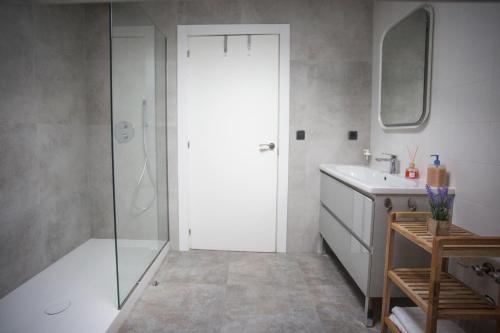 埃尔纳尼Casa Rural Arraigorri的带淋浴和盥洗盆的浴室