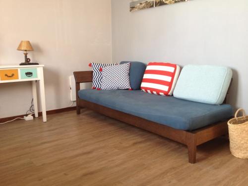 科武港Casa de Mar @ Porto Côvo的客厅配有带枕头的蓝色沙发