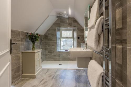 格拉斯米尔Raise View House的浴室配有盥洗盆、卫生间和浴缸。