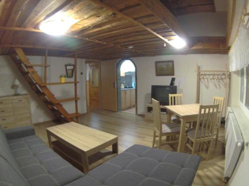 派克波特斯耐兹库乌比托瓦尼沃莱克民宿的客厅设有楼梯和桌椅