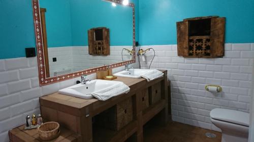 PedrezuelaCasa Vargas的浴室设有2个水槽和镜子