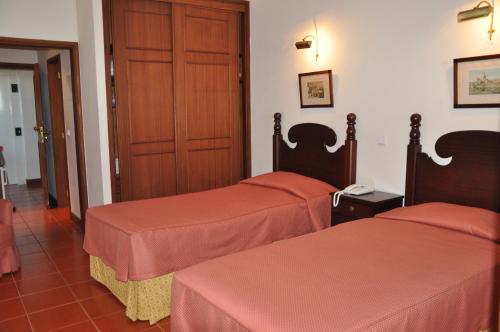 丰沙尔Vila Marta的一间酒店客房,设有两张床和一扇门