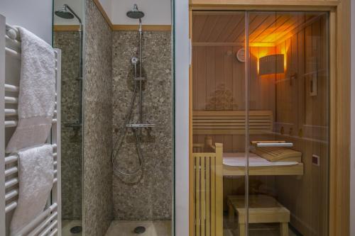 波尔多里亚尔别墅的两张照片,浴室设有淋浴和水槽