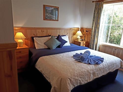 艾尔登森伯斯特度假屋的一间卧室配有一张蓝色浴袍的床