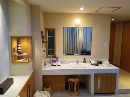 所泽市EIGHT PRINCE HOTEL -Adult Only-的一间带水槽和大镜子的浴室