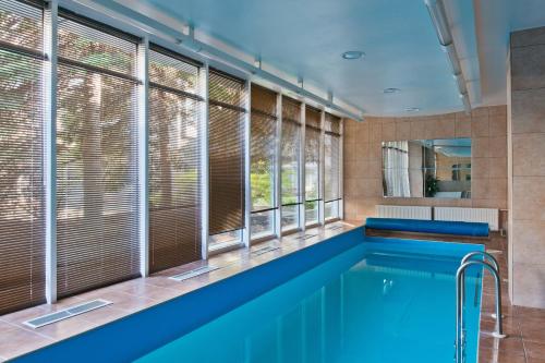 维尔纽斯维尔纽斯贝斯特韦斯特酒店的窗户的房间内的游泳池