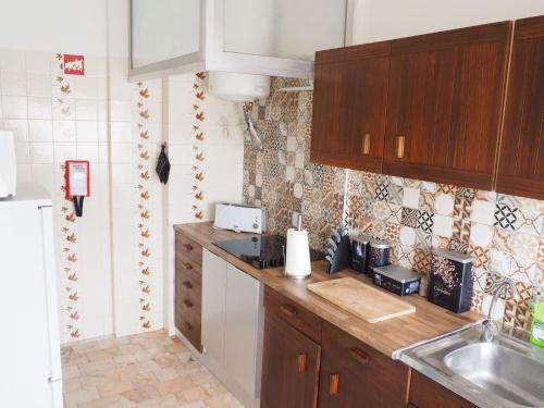 拉戈斯Bela House的厨房配有水槽和台面