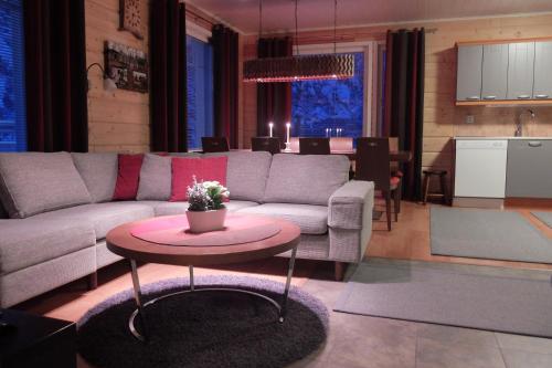 鲁卡Villa Saaruanniemi B的客厅配有沙发和桌子