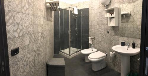 那不勒斯拉迪米拉迪加里波第住宿加早餐旅馆的带淋浴、卫生间和盥洗盆的浴室